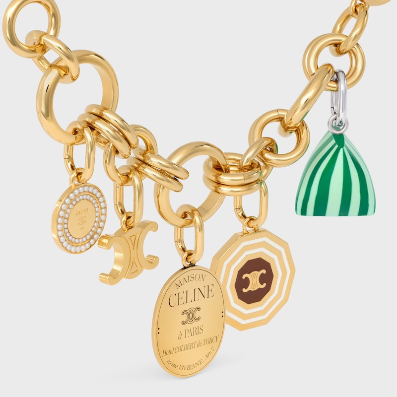 médaille céline charms en perles de résine et laiton finition dorée