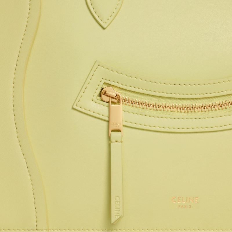 pochette moyenne en cuir de veau brillant