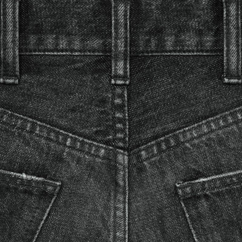 jean de surf évasé en denim noir délavé.