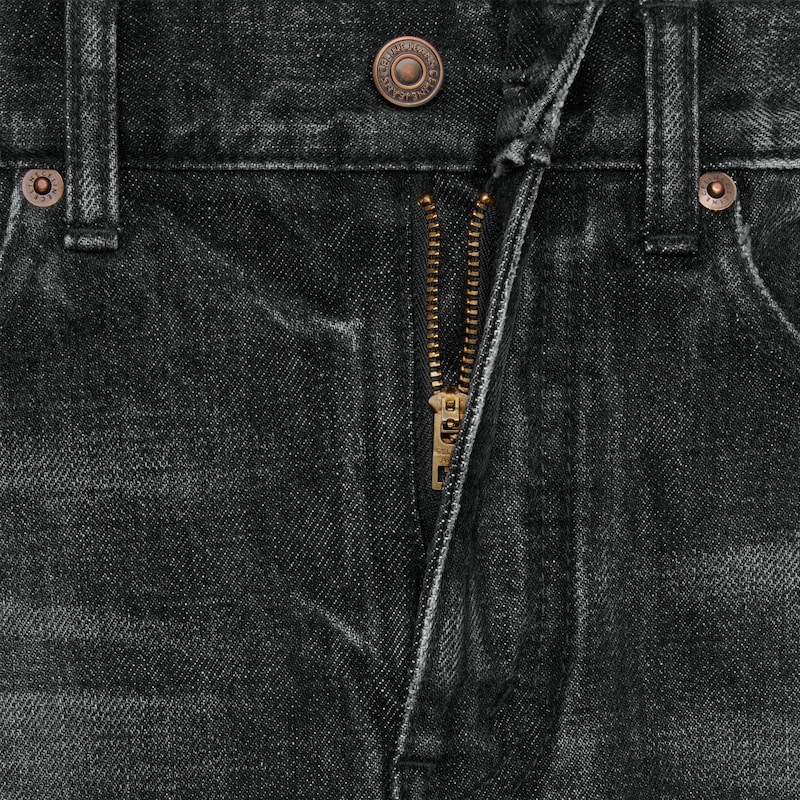 jean de surf évasé en denim noir délavé.